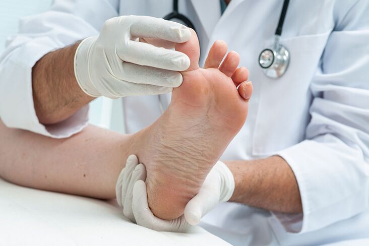bőrgyógyász megvizsgálja a beteg lábát